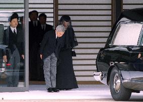 Emperor bows to hearse carrying empress dowager's coffin